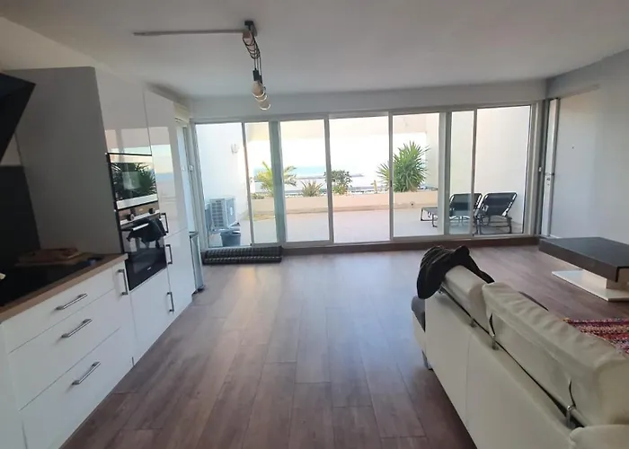 アパート Katikias バンドール